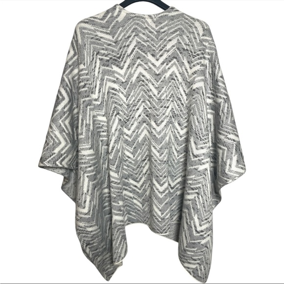 Tahari Sweater Shawl Wrap women’s OSFA Heavyweight Gray Geometric Pattern poncho - Picture 2 of 4